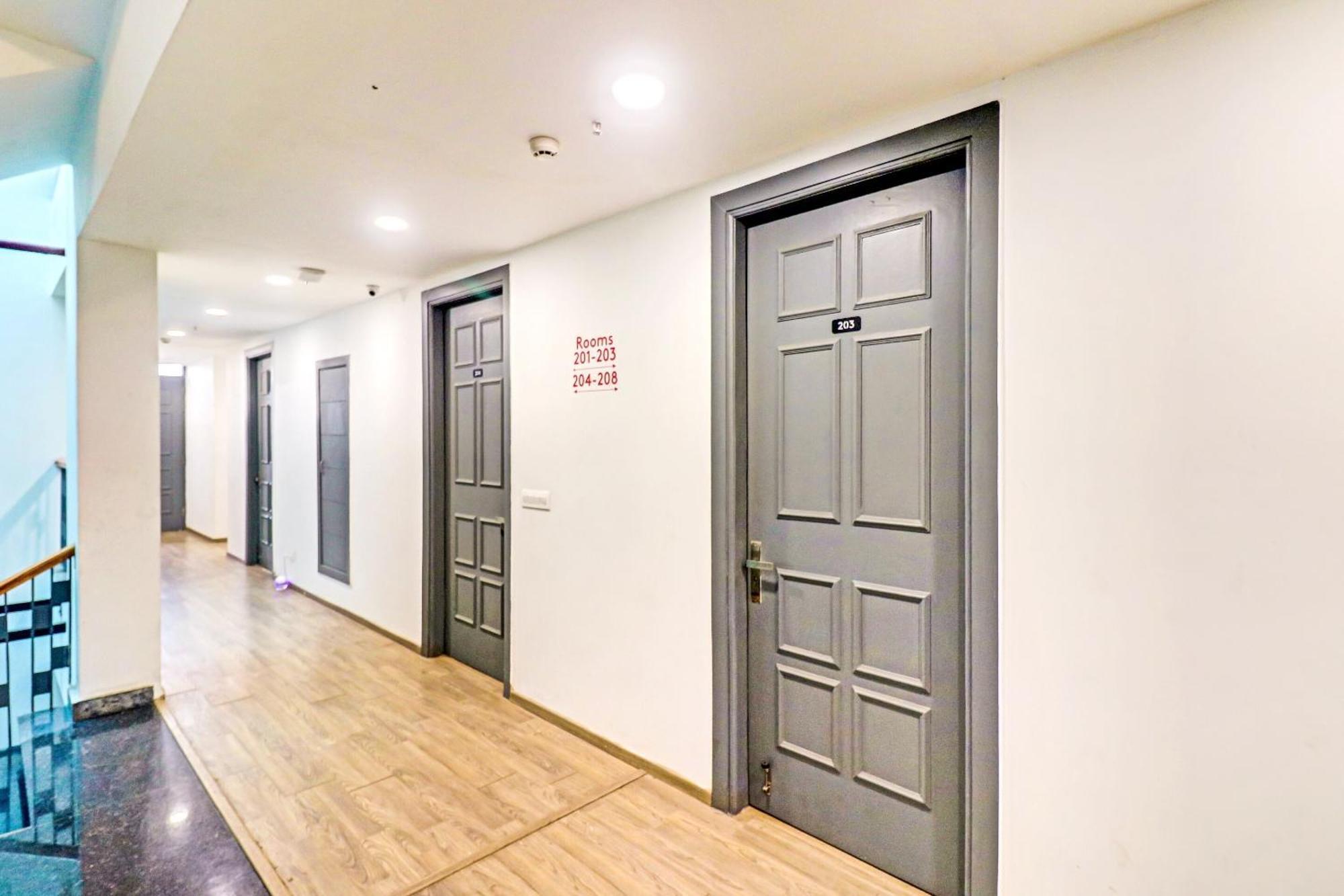 Townhouse Sector 30 Near Botanic Garden Of Indian Republic Hotell Noida Eksteriør bilde